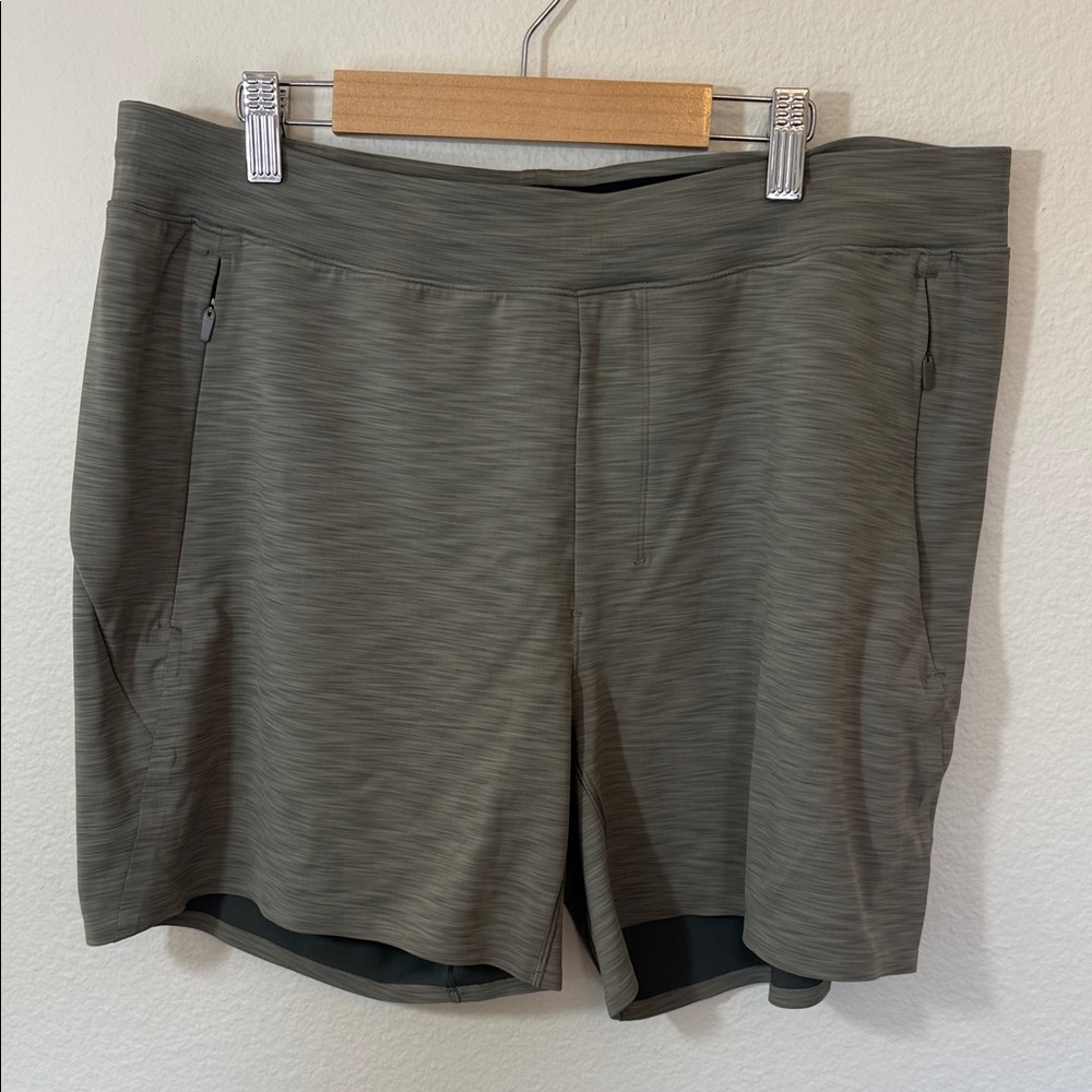 LULULEMON ATHLETICA Men's Silver Performance Training Shorts with Zipper Pockets